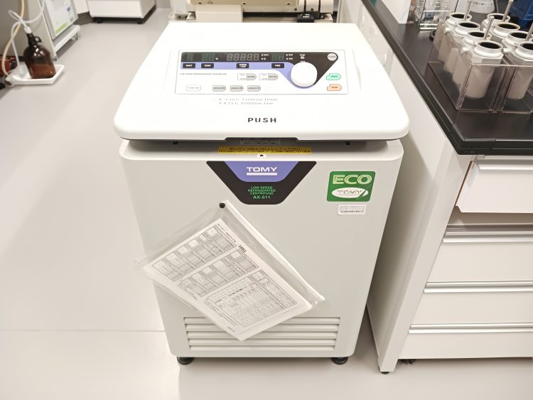 多本架冷却遠心機 – 北里大学医学部組織培養センター